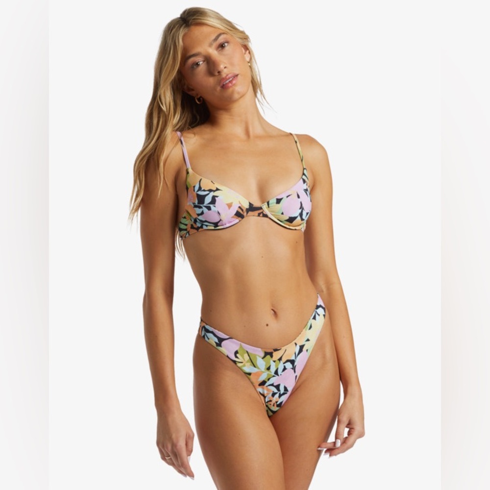 Billabong bikini top (Updated sizes) - Picture 2 of 10